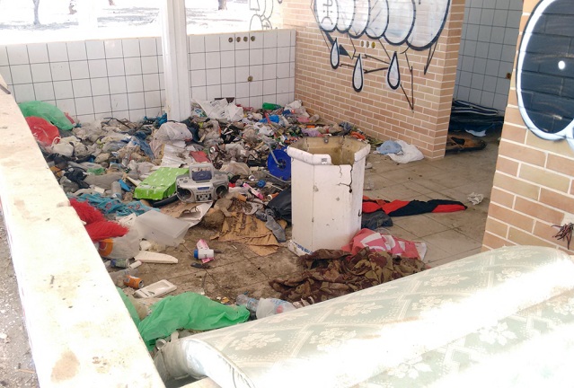 Γιατί η Β’ Πλαζ Βούλας είναι συνεχώς βρώμικη