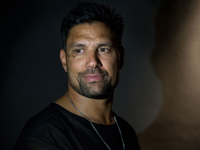 Γιατί ο Manu Bennett είναι ένας πραγματικός ήρωας