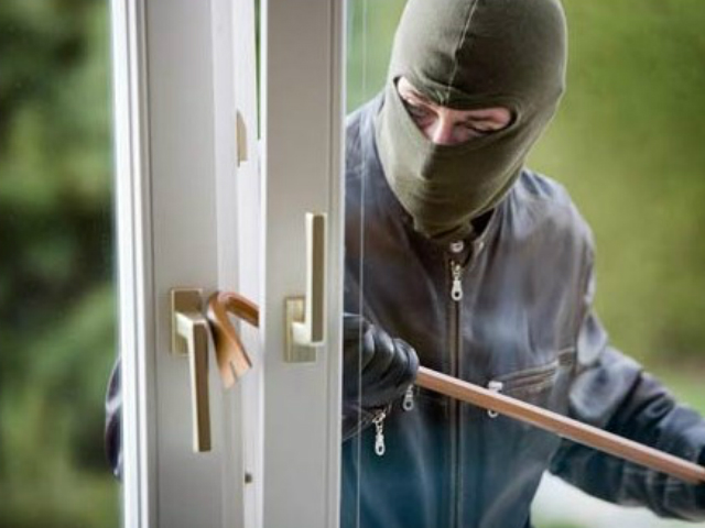 Γλυφάδα: διαρρήκτης σκαρφαλώνει από τις τέντες και εισβάλει σε διαμερίσματα