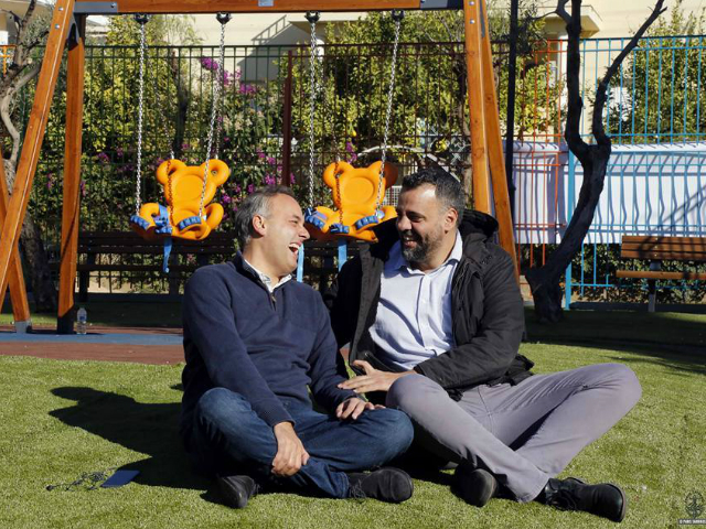 Γλυφάδα: ο δήμαρχος, Γιώργος Παπανικολάου, δοκιμάζει τη νέα παιδική χαρά