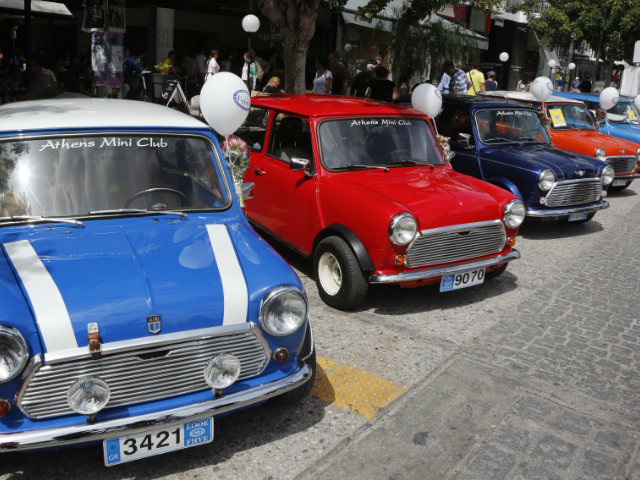 Γλυφάδα: Πρωτομαγιά με οχήματα εποχής