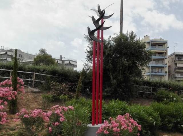 Το γλυπτό του Φαληριώτη Γιώργου Γιάννακα, κοσμεί πλέον την είσοδο της πόλης