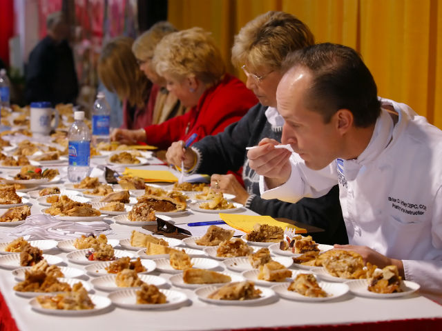 Η 55χρονη κυρία Γιολάντα νικήτρια του προεκλογικού διαγωνισμού σπιτικής μηλόπιτας του δήμου Γλυφάδας