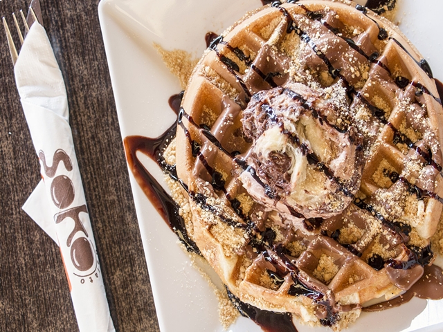 Η βάφλα με παγωτό τσουρέκι του Soko Gelato