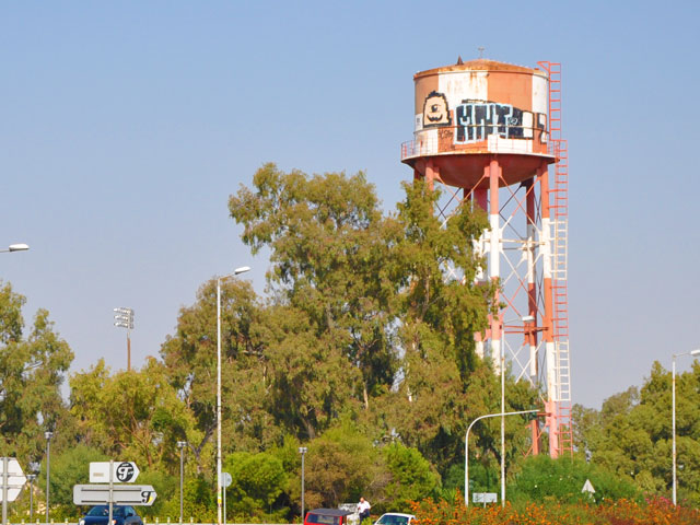 Η κόκκινη δεξαμενή της Λεωφόρου Βουλιαγμένης μας καλωσορίζει στη Γλυφάδα