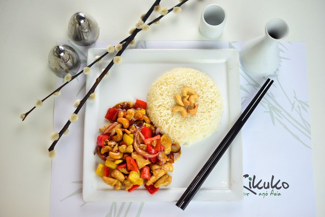 Η Δήμητρα Γουμενοπούλου παίζει την Ασιατική κουζίνα στα δάχτυλα