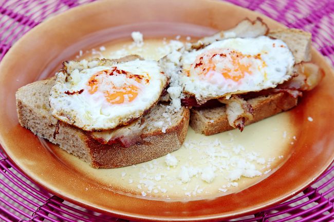 Τα αυγά με πανσέτα σε ψωμί αργής ωρίμανσης του Περιβολιού στη Βάρη