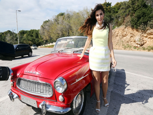 Η Κατερίνα Παπουτσάκη ποζάρει στα νότια