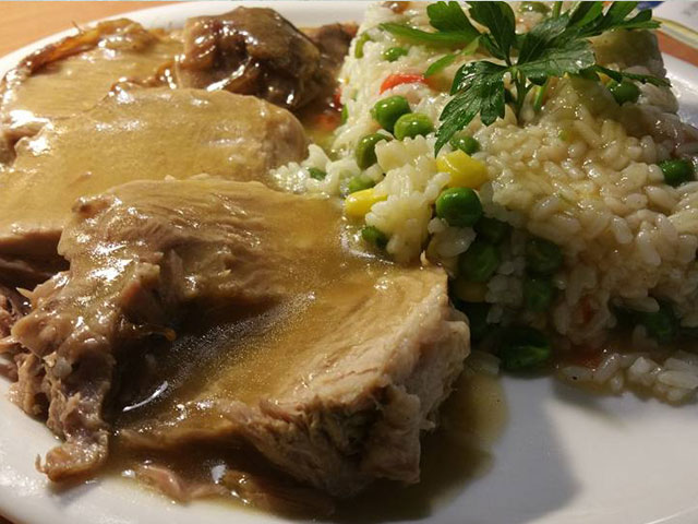 Η κυρία Ντίνα σερβίρει «Παλιά Φάβα» πίσω από την Αμφιθέας