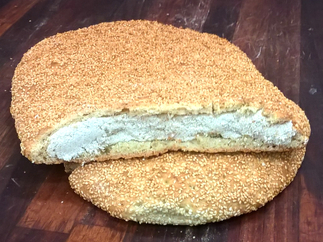 Η λαγάνα με χαλβά Δραπετσώνας από το Captain’s Bakery