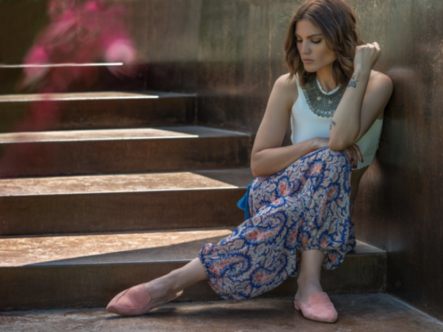 Η Μαίρη Συνατσάκη σχεδιάζει για την ENVIE SHOES