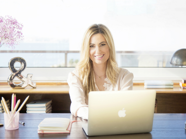 H Μήνα Ταλιάκη μαθαίνει στις γυναίκες πώς να αυξήσουν την αυτοπεποίθησή τους