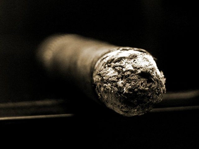 Η νύχτα θέλει πούρο