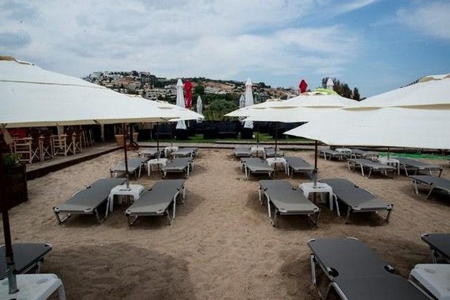 Θα γίνουν πιο ελαστικά τα μέτρα στις οργανωμένες παραλίες