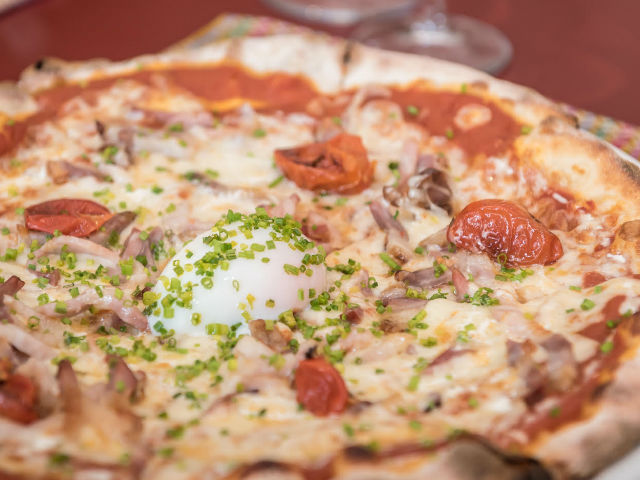 H πίτσα με αυγό του Bella Vespa