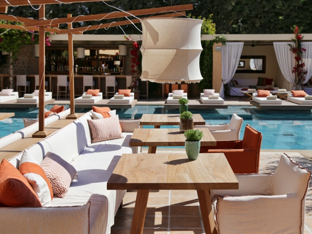 Η σαμπάνια Veuve Clicquot Rich συνοδεύει τα lunch by the pool στο Margi Hotel