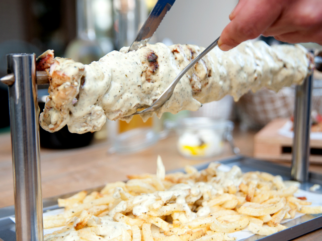 Η σούβλα κοτόπουλου του Mezze λιώνει στο στόμα