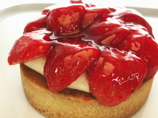 Η τάρτα με φράουλα από το Nouvelle είναι σκέτη απόλαυση