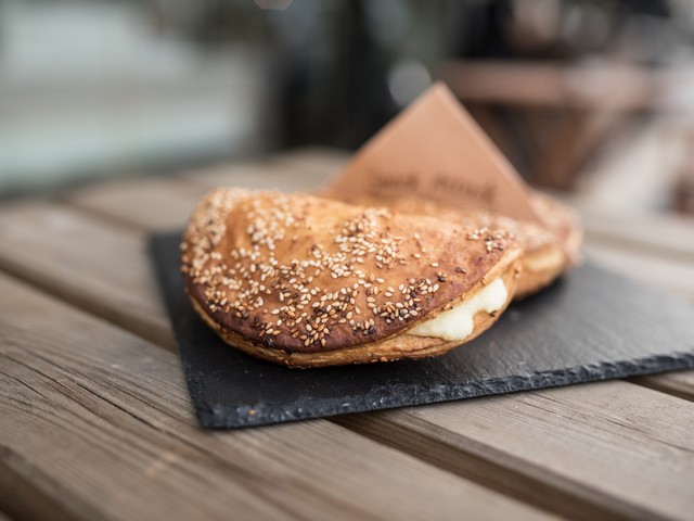 Η τυρόπιτα με μέλι και σουσάμι από το Snack Attack