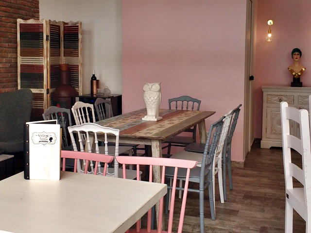 H Vintage Tostou ήρθε στη Γλυφάδα από το παρελθόν για να σερβίρει τον ήλιο στα πιάτα της