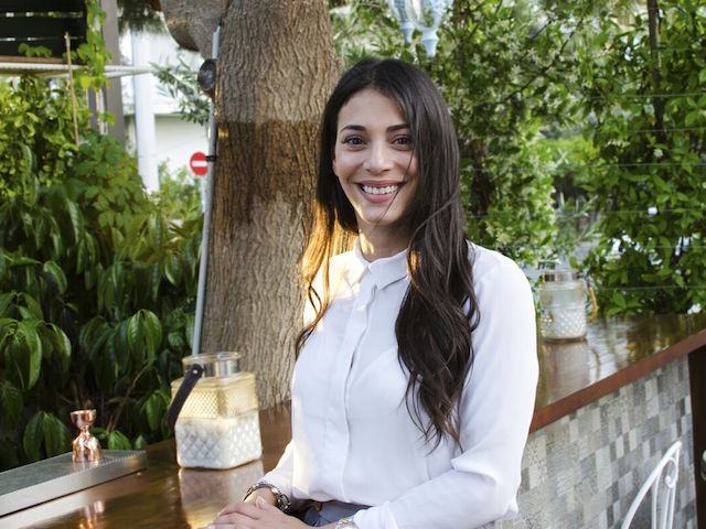 Η Χριστίνα Δαλιάνη, η bar manager του Bella Vespa, φτιάχνει τα πιο δροσερά cocktails της Γλυφάδας