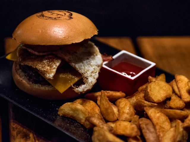 Το Hell’s Burger του Mind The Pub είναι η αμαρτία που θα κάνεις ξανά και ξανά