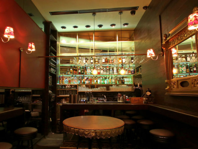 Huge, το μεγαλύτερο «μικρό» μπαρ της Αθήνας ανοίγει ξανά τις πόρτες του