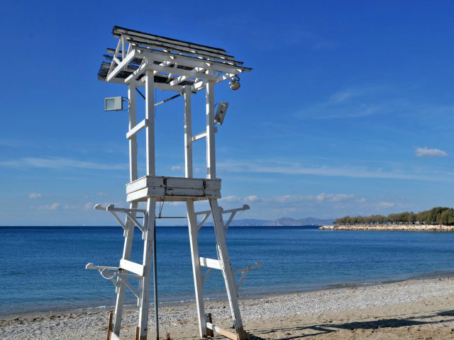 Καθαρά από μαζούτ τα «λουκάνικα» στις παραλίες Αλίμου