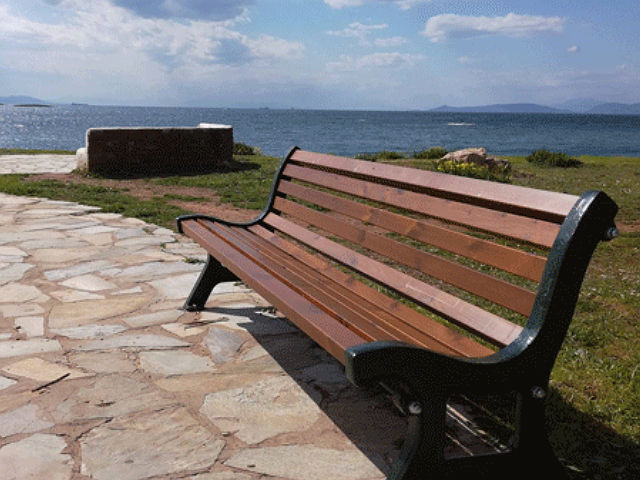 Καινούρια παγκάκια σε Βάρη, Βούλα και Βουλιαγμένη