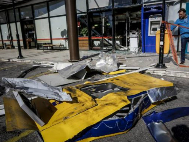 Καταστροφικές εικόνες από την ανατίναξη του ΑΤΜ στο Σκλαβενίτη