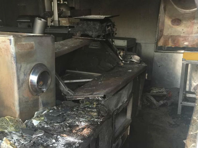 Καταστροφική φωτιά στο Κρεοπωλείο Δέκα στη Βάρη