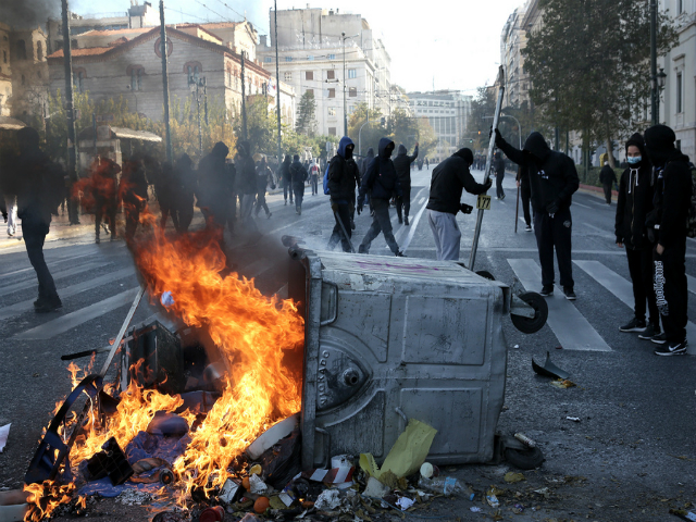 Κουκουλοφόροι καταστρέφουν το κέντρο της Αθήνας