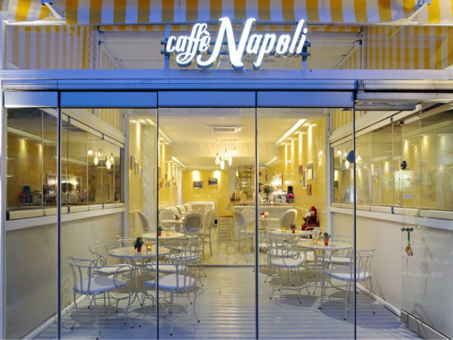 Λαμπερό opening party στο Caffè Napoli