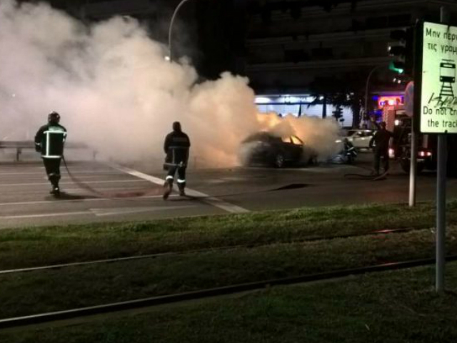 Λεωφόρος Ποσειδώνος: αυτοκίνητο τυλίχτηκε στις φλόγες