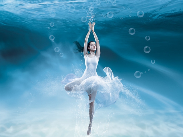 Χορευτικές σταγόνες αναπνοής κάτω από τον αρχαίο ναό του Ποσειδώνα