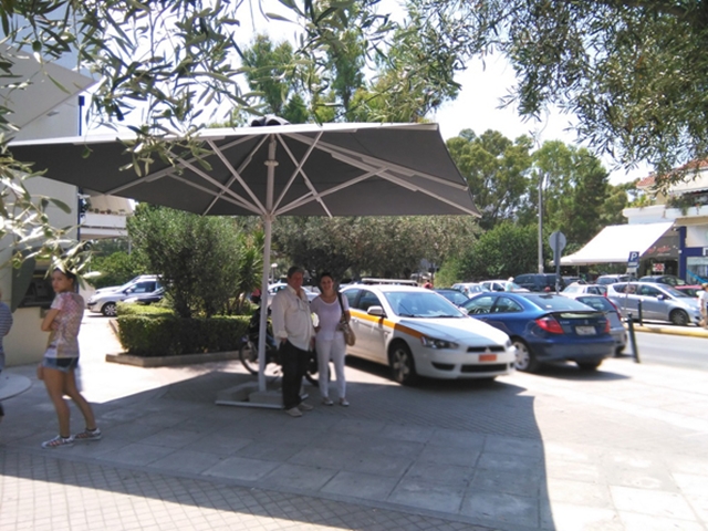 Μια ομπρέλα “πέταξε” στη Βούλα και δεν ήταν της Μαίρη Πόπινς