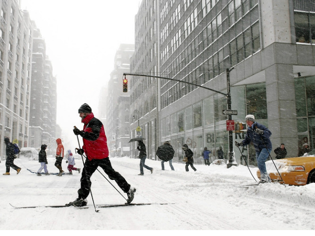 Μισό μέτρο χιόνι στη Νέα Υόρκη: Βγήκαν για σκι στο Μανχάταν
