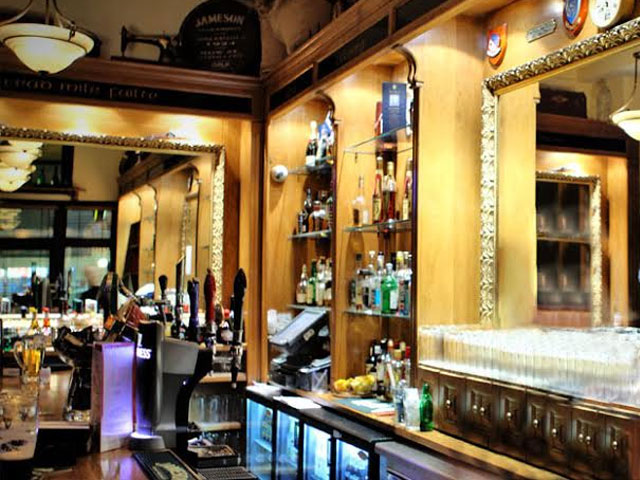 Molly Malone’s: Ο ναός της μπύρας είναι στολισμένος με τριφύλλια