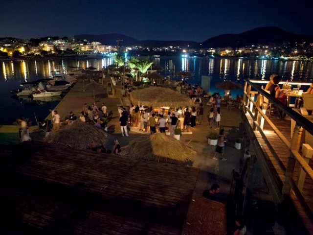 Το Molos Beach Bar του ΝΟΒ γιορτάζει τα 15 χρόνια του