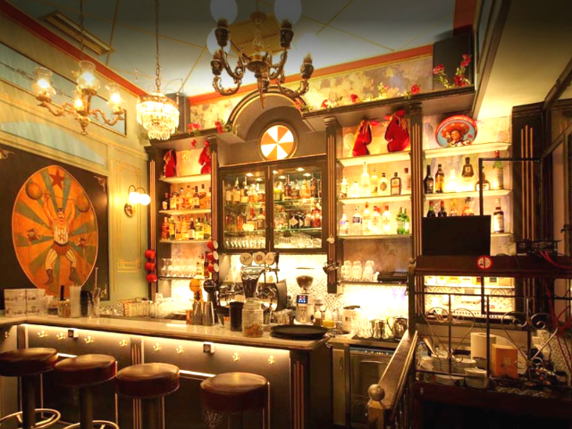 To Monsieur Cannibale έφερε το τσίρκο στο Παγκράτι