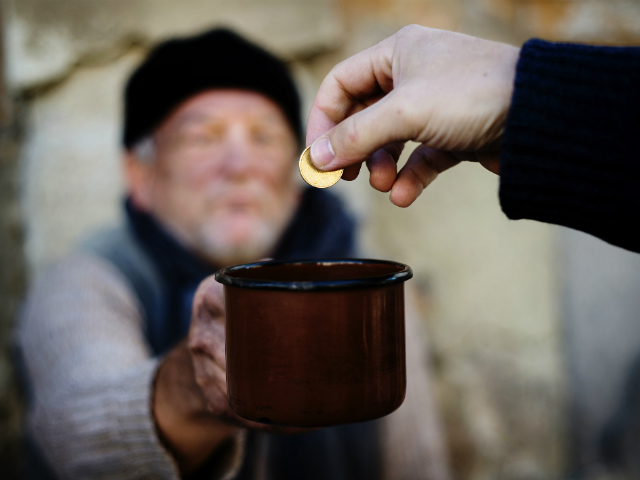 Οι εγγεγραμμένοι άποροι μόνο στη Γλυφάδα αγγίζουν τους 2.200