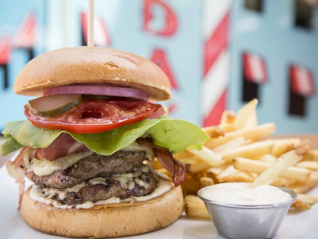 Να γιατί στα Fridays στη Μαρίνα Φλοίσβου η Παρασκευή δεν είναι μόνο μια