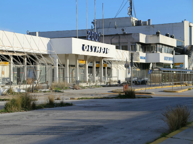 Ελληνικό: Κατεδαφίστηκε το κεντρικό κτίριο αφίξεων και αναχωρήσεων εσωτερικού στο πρώην Αεροδρόμιο