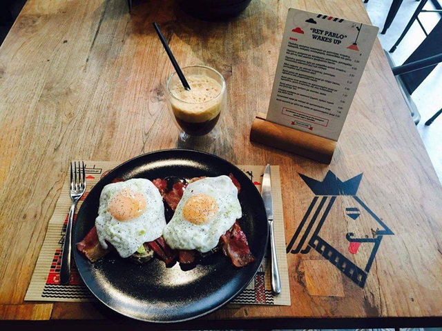 Νέα πιάτα με τη συνοδεία cocktails στο brunch του Rey Pablo