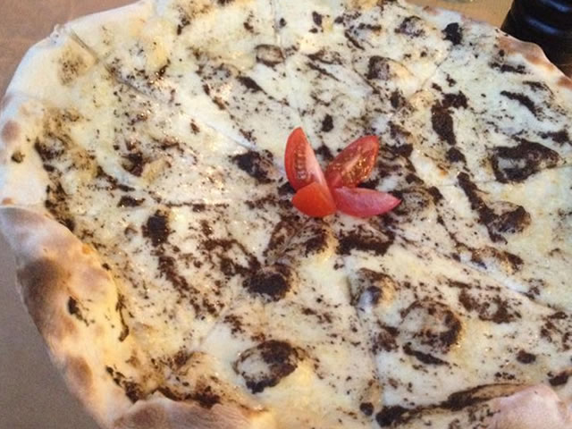 Νέα πιτσαρία STOP. Στη Βουλιαγμένη. Stop