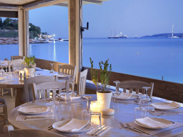 To νησιώτικο Blue Fish ήρθε και στην Πλάκα