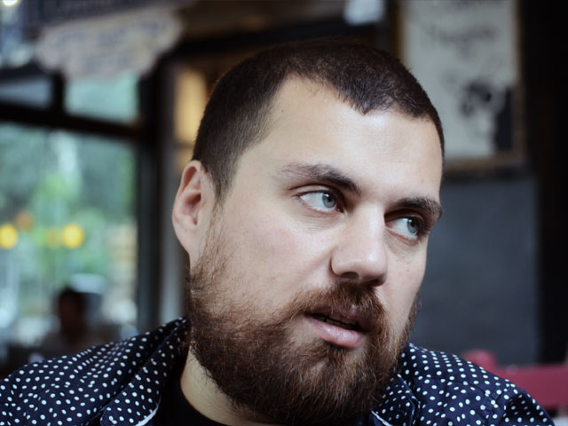 Ο Θέμης Καραμουρατίδης γράφει τη μουσική της εποχής μας