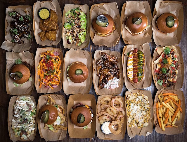 Για τα burgers του Άκη Πετρετζίκη αξίζει να ανέβεις βόρεια