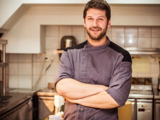 Ο Aλέξανδρος Γκίκας κάνει τα μαγικά του στην κουζίνα του Living