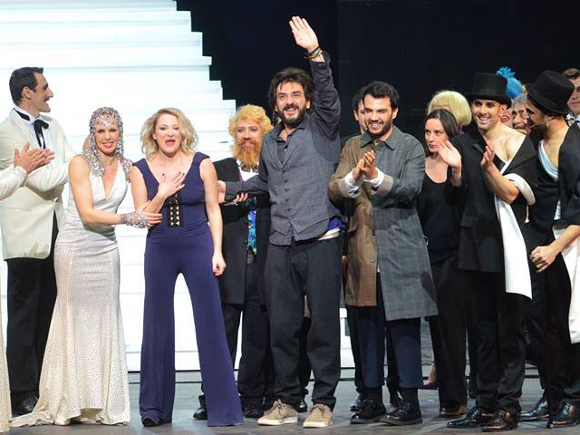 Ο Απόλλωνας Παπαθεοχάρης με το Victor Victoria μας μεταφέρει στο Broadway